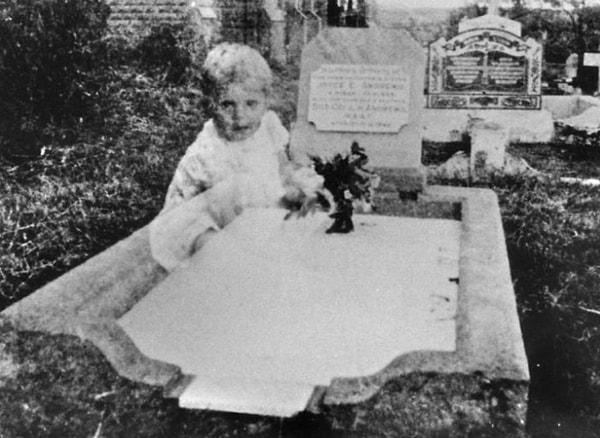 12. 1940'ların ortalarında Andrews adında bir kadın, 17 yaşında hayatını kaybeden kızının mezarını ziyaret etmek için mezarlığa girdi...