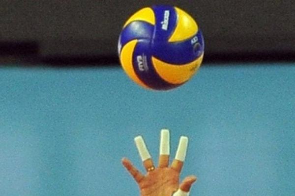 Oyuncularımızı göstermeyen ve sadece parmak uçları ve voleybol topu görseli koyan Milli Gazete'ye ise tepkiler gecikmedi: ⬇️
