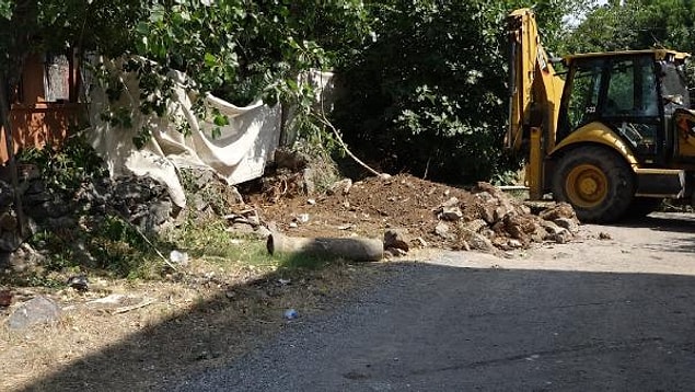 Olay yeri inceleme ekiplerinin çalışmasının ardından ceset otopsi yapılmak üzere Adli Tıp Kurumu'na gönderildi.