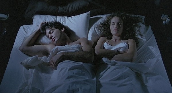 13. После бурной ночки, два героя обязательно должны накрыть тело до груди одеялом