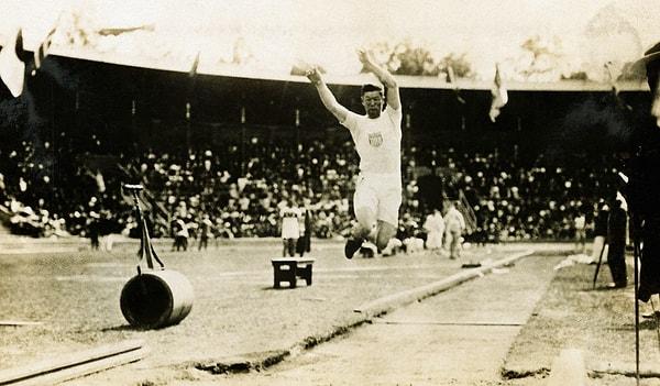 1912: Jim Thorpe'un altın madalyaları elinden alındı.