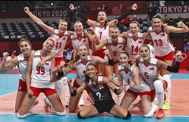 Şu sıralarda 2020 Tokyo Olimpiyatları'nda bizleri gururlandıran A Milli Voleybol Kadın Takımımızın oyuncularını tanıtacağız size sırayla.