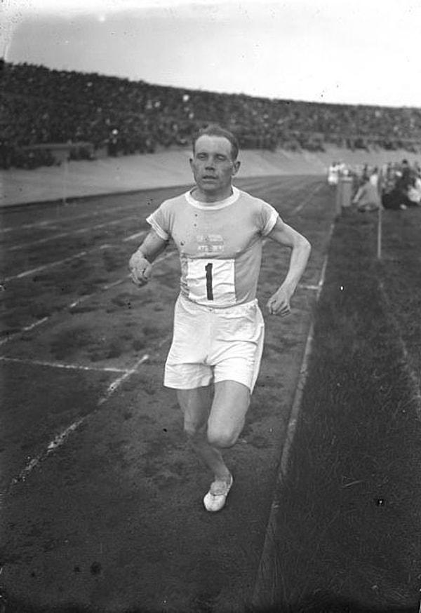 1932: Paavo Nurmi'nin yarışmalara katılması yasaklandı.