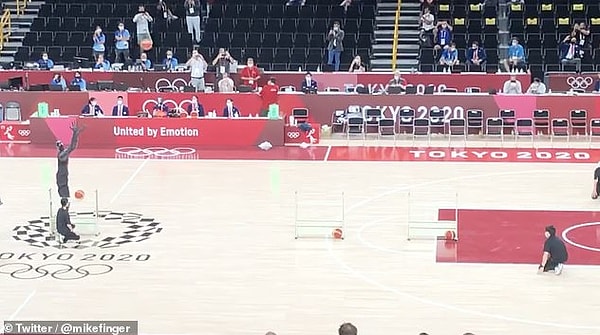 Кью даже удалось сделать бросок с центра поля, используя датчики на груди и технологию трехмерного картографирования, чтобы определить местонахождение корзины и выполнить бросок.