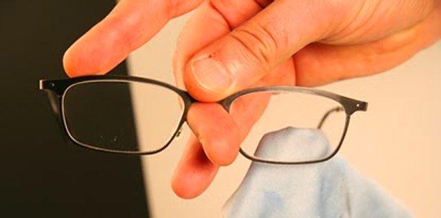 20. Gözlüğü düzeltirken orta parmak göstermek