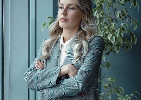 2. Префикс для мужчин - Мистер, а префикс для женщин - Мисс и Миссис. Префикс для женщин напрямую зависит от того, замужем она или нет. А мужчина остается мистером на всю жизнь, вне зависимости от того, женат он или нет