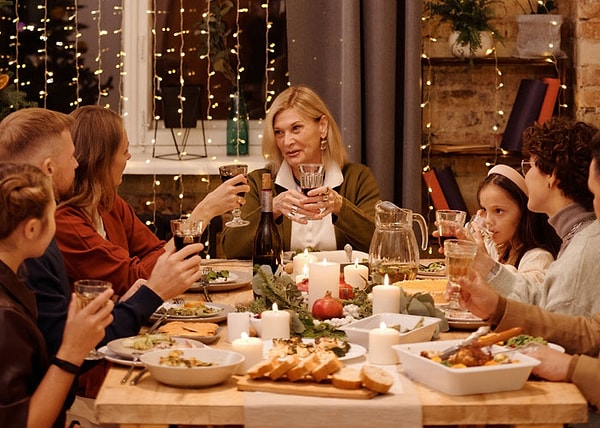 17. Организация вечеринок. Женщины не только заботятся о еде, но и убирают все после этого. Мужчины же просто спокойно отдыхают в сторонке