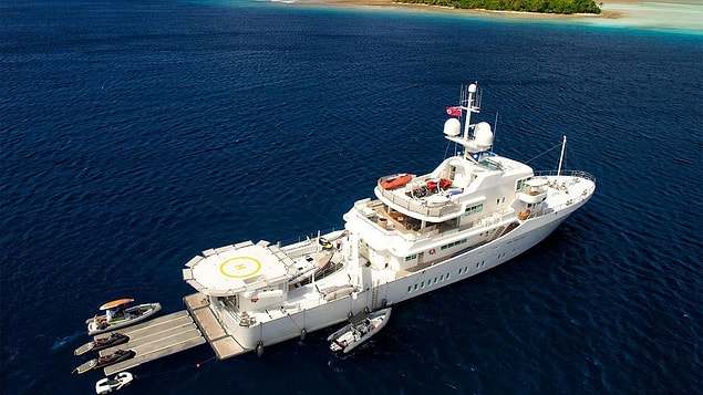 Fiji'deki araştırmalara göre Page 45 milyon dolarlık süperyatı Senses'ı da satmış ve Fiji için daha küçük bir tekne almış.