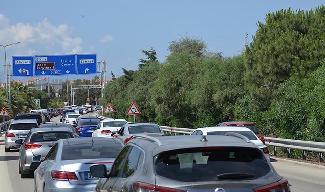 Otopark sorunu her sene olduğu gibi bu sene de devam ediyor. En mantıklısı merkeze kadar yürümek ama illa ki araçla gitmek isterseniz de 25-30 TL park ücreti ödemek zorundasınız.