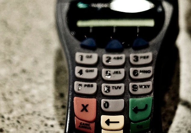 37. 2018'de bir kadın, PIN numarasını yanlışlıkla ücret olarak girdiği için bir İsviçre kafesine içtiği kahve için 7709 dolar ödedi. Parayı geri almak için aradığında, kafe iflas başvurusunda bulunduğu için kimse cevap vermedi.