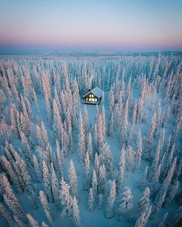 24. Finlandiya'da bulunan bu rahat ve samimi kış kabini.