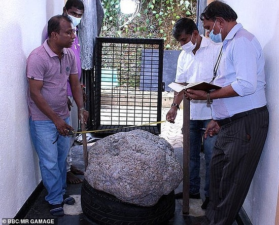 В Шри-Ланке мужчина обнаружил у себя на заднем дворе кластер звездчатых сапфиров стоимостью до 100 миллионов долларов