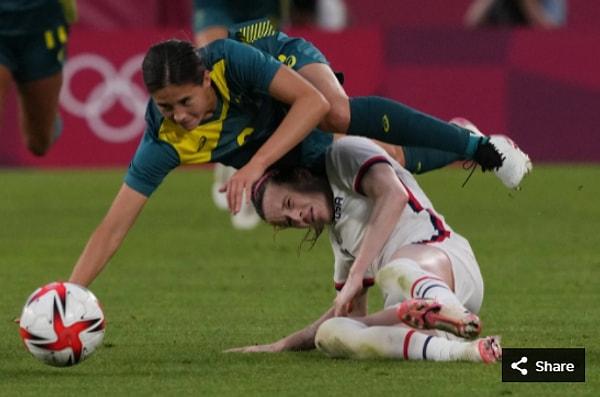 4. 27 Temmuz 2021'de Ibaraki Kashima Stadyumu'ndaki Tokyo 2020 Olimpiyat Oyunları sırasında Avustralyalı oyuncu Kyra Cooney-Cross ve ABD'li oyuncu Rose Lavelle yere düştü.