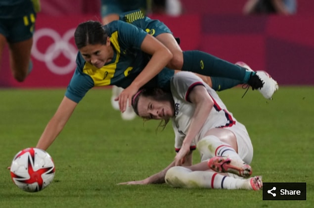 4. 27 Temmuz 2021'de Ibaraki Kashima Stadyumu'ndaki Tokyo 2020 Olimpiyat Oyunları sırasında Avustralyalı oyuncu Kyra Cooney-Cross ve ABD'li oyuncu Rose Lavelle yere düştü.
