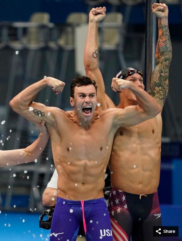 8. 26 Temmuz 2021'de Blake Pieroni (ABD) ve Caeleb Dressel (ABD), Tokyo Su Sporları Merkezi'nde düzenlenen Tokyo 2020 Olimpiyat Oyunları sırasında erkekler 4x100m serbest stil bayrak yarışı finalini kazandıktan sonra kutlama yapıyor.