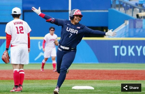 13. 26 Temmuz 2021'de ABD ekibinden Kelsey Stewart, Yokohama Beyzbol Stadyumu'ndaki Tokyo 2020 Olimpiyat Oyunları sırasında.