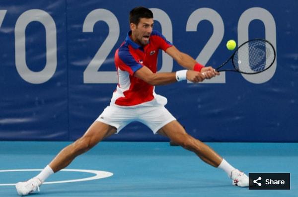 16. 26 Temmuz 2021'de Sırbistanlı Novak Djokovic, Ariake Tenis Parkı'ndaki Tokyo 2020 Olimpiyat Oyunları sırasında erkekler ikinci tur maçında.