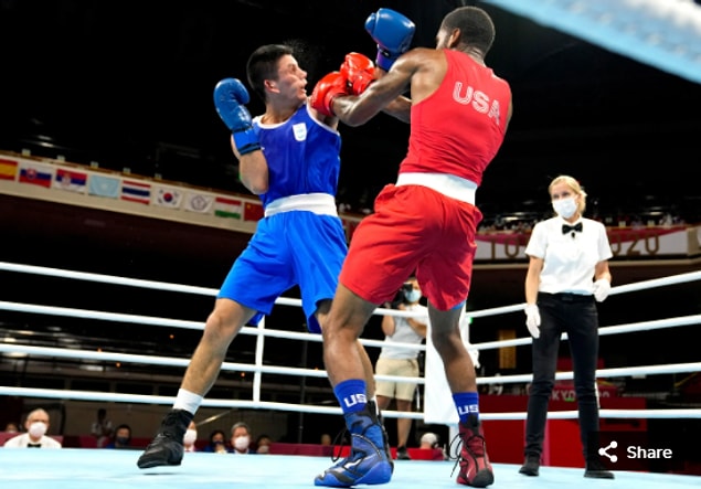 32. 24 Temmuz 2021'de Delante Johnson (USA), Kokugikan Arena'daki Tokyo 2020 Olimpiyat Oyunları sırasında orta siklet ön maçında mavili Brian Agustin Arregui ARG ile karşı karşıya.