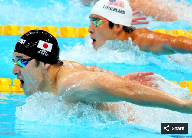 39. 27 Temmuz 2021'de Daiya Seto (JPN), Tokyo Su Sporları Merkezi'ndeki Tokyo 2020 Olimpiyat Oyunları sırasında erkekler 400 metre bireysel karışık elemelerde Jay Litherland'ı (ABD) geçiyor.
