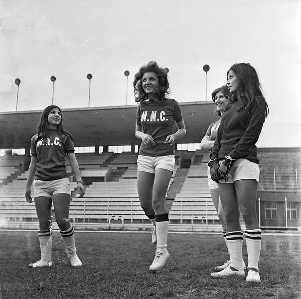 Dostlukspor 1978 yılında, İzmir’de Filizspor kurulana kadar tek kadın futbol takımıydı. 12 Eylül 1980’deki darbe kadın futbolunun önüne geçti. Buna rağmen 1983’te kadın futbol takımı sayısı dörde yükseldi.