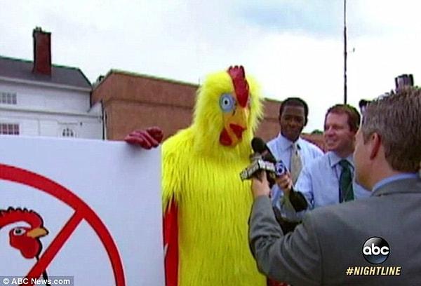 Birlikte olduğu fahişeye tavuk kostümü giydiren bu adam, tüm gün tavuk kostümü ile gezdi.
