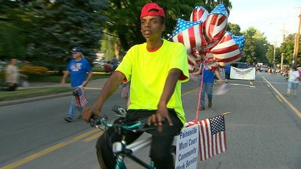 Bisiklet hırsızlığı yapan bu genç adam, yerel bir hayır kurumu adına bisiklet sürdü.