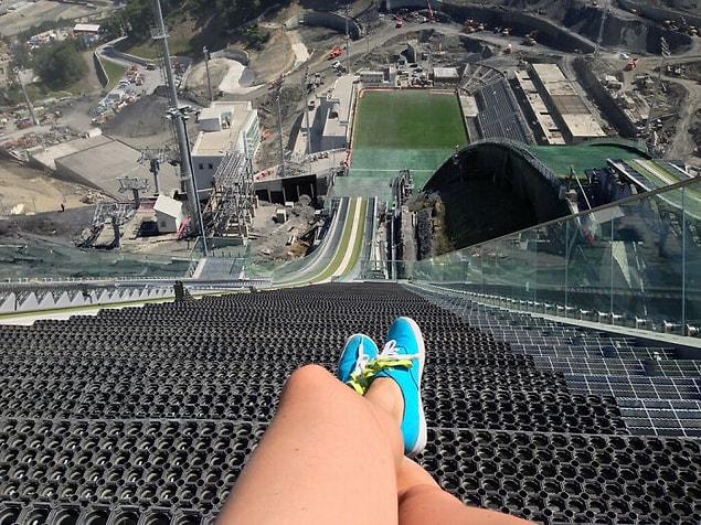 4. 2014 Kış Olimpiyatları'ndan kayakla atlama sporunun ne derece korkutucu olduğunu gözler önüne seren bir fotoğraf: