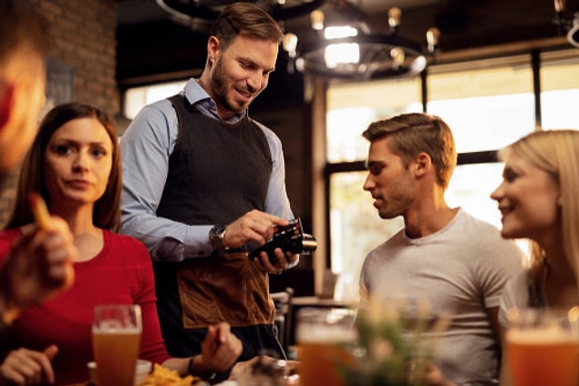 15. Bir restorana gitmeden önce "Seni davet ediyorum" veya "Seni davet etmek istiyorum" cümlesini söylerseniz, hesabı ödemekten kendinizi sorumlu tutmalısınız. Ve eğer deyim "bir restorana gidelim" ise, her biri kendi hesabını ödeyecek demektir.