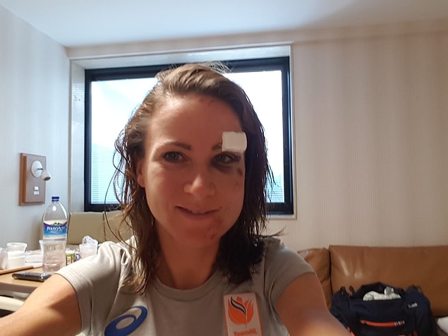27. 2016 Rio Olimpiyatları'nda bireysel yol yarışı sırasında en önde giderken düşen bisikletçi Annemiek van Vleuten: