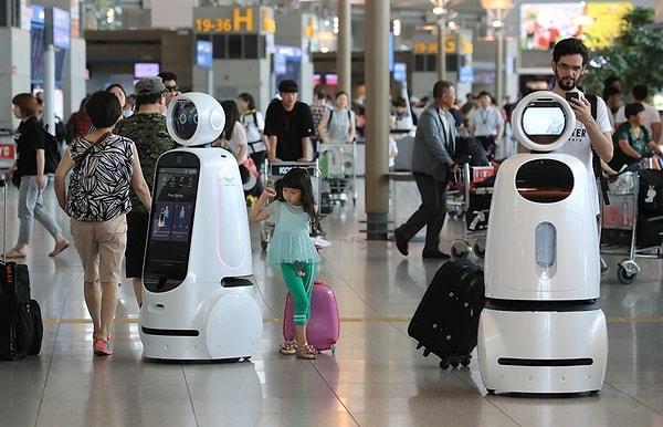22. "Seul'deki Incheon havalimanında insanlara yaklaşıp yardıma ihtiyaçları olup olmadığı soran bir robot var!"