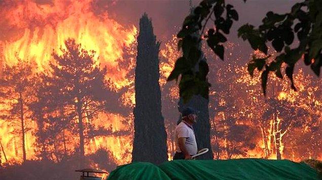 Dün öğle saatlerinde Manavgat'ta başlayan orman yangını hala kontrol atlına alınamadı, ciğerimiz yanıyor, kül oluyoruz!