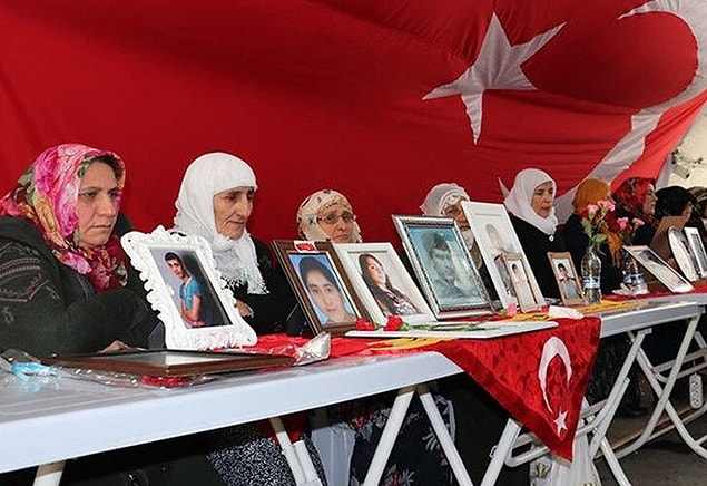Ancak canlı yayın apar topar kesilerek, ikna yoluyla teslim olan PKK'lıların aileleri ile buluşması canlı yayına verildi.