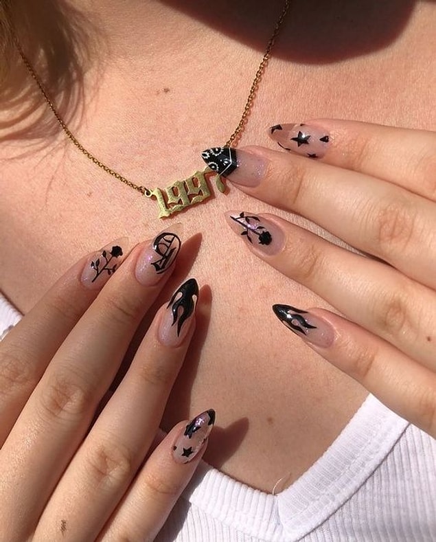 13. Tırnaklarınıza Fransız dokunuşlarla gotik esintiler sunun. 🖤