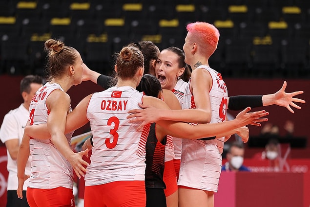 Karşılaşmaya iyi başlayan ABD, ilk iki seti 25-19 ve 25-20’lik skorlarla kazandı ve setlerde 2-0 öne geçti.