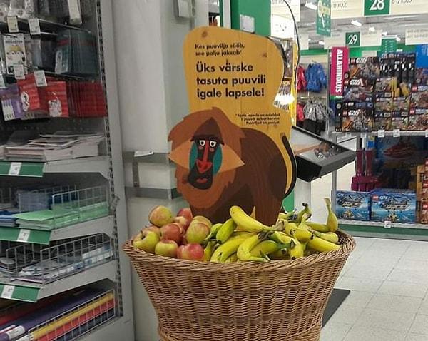 15. Estonya'daki bir süpermarkette çocukların ücretsiz meyve alabileceği sepetler bulunuyor.