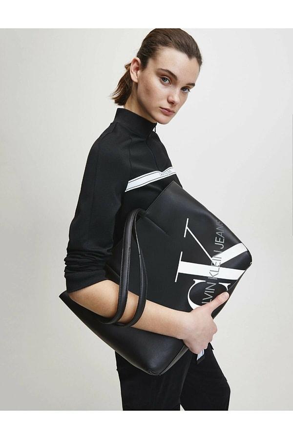 16. Calvin Klein siyah çanta, büyük logolu tasarımlardan hoşlananlar için...