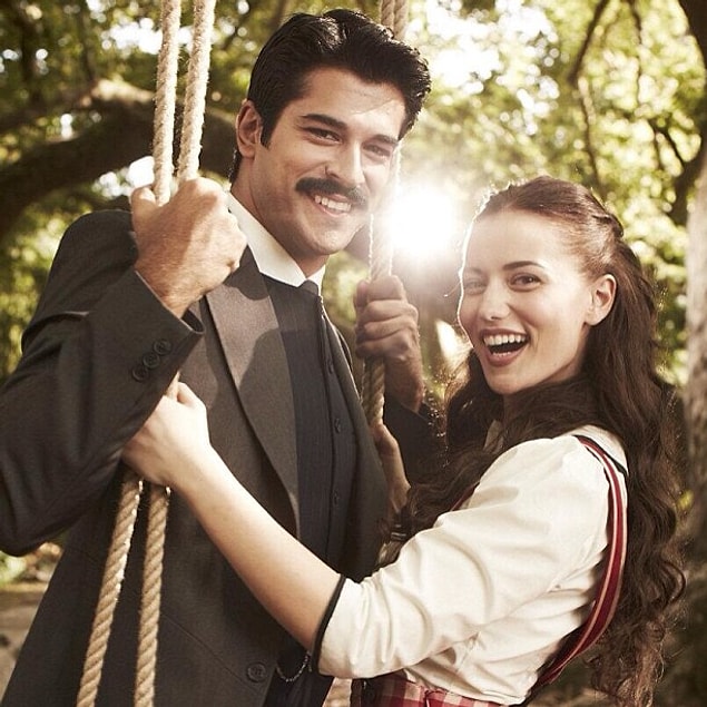 Ardından Çalıkuşu dizisinde Fahriye Evcen ile başrolleri paylaşan Burak Özçivit, bu dizide de hayatının aşkını yakalamış ve hiç bırakmamış!
