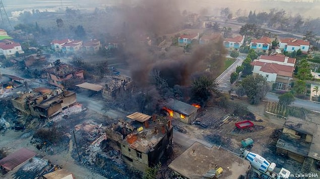 Yangınların çıkış sebebiyle ilgili birçok iddia var ve yetkililerden bu konuyla ilgili henüz net bir açıklama yapılmış değil. Terör saldırısı mı, ihmal mi, kaza mı yoksa iklim krizi mi bilinmiyor.