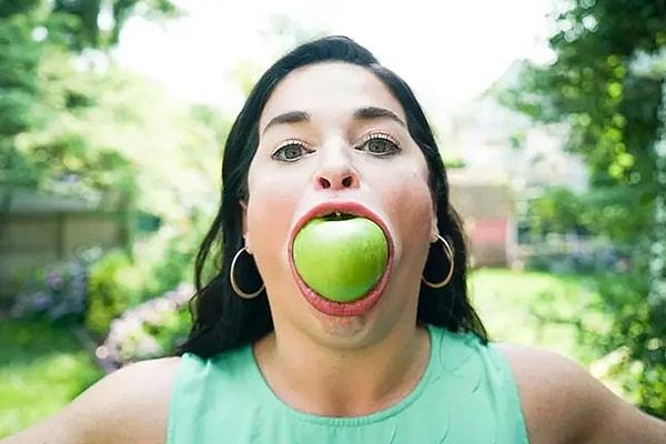 Samantha Ramsdell, insanları hayretlere düşüren ağzını gösterdiği TikTok videoları ile neredeyse 50 milyon görüntülenme aldı ve şimdi en büyük ağız açıklığı olan kadın olarak resmi unvan sahibi.