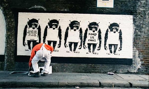 Başta İngiltere olmak üzere dünyanın pek çok ülkesinde bir anda sokaklara yaptığı eserlerle gündeme gelen Banksy, tamamen kimliği belirsiz bir sanatçı.