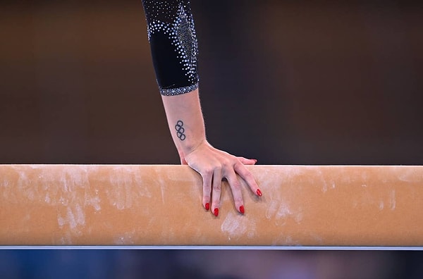 15. Татуировка с олимпийскими кольцами видна на Ане Дерек из Хорватии во время тренировки 22 июля 2021 года в Токио.