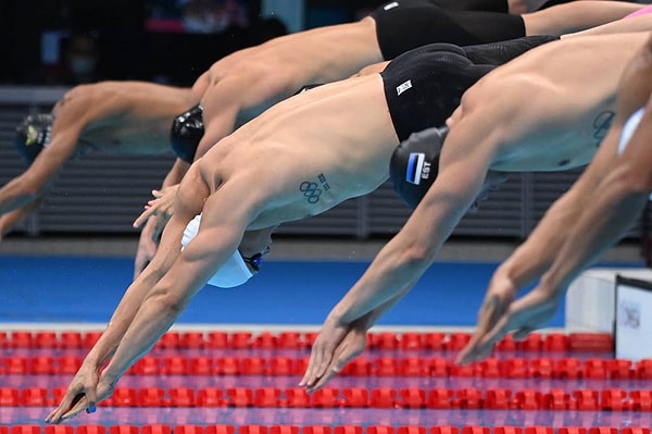 23. Исландец Антон Макки (в центре) во время заплыва на соревнованиях по плаванию среди мужчин на Олимпийских играх 2020 года в Токио 27 июля 2021 года.