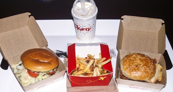 13. Мой богатый друг заказывает в McDonald’s 20 единиц и съедает только две из них, а остальное выбрасывает. Я не преувеличиваю