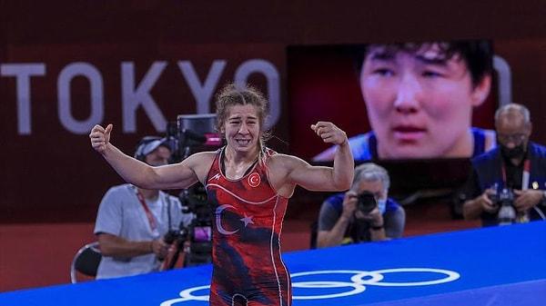 Yasemin Adar, Kırgız Aiperi Medet Kyzy'i yenerek, kadınlarda Türkiye'ye güreşte ilk madalyayı getiren sporcu olarak tarihe geçti.