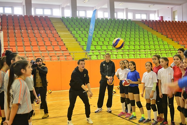 Çalışma öncesinde ve kapsamında Bitlis, Elazığ gibi şehirlere giden ve gençlerle vakit geçiren çift, voleybolun öğretici, birleştirici ve kişisel bazda geliştirici yönlerinin kutsal olduğunu düşünüyor.