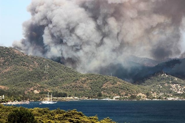 18:12 Hisarönü Mahallesi girişi, alevler nedeniyle trafiğe kapandı.