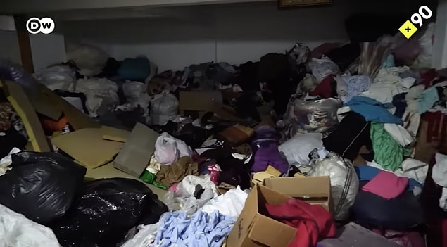 Kızlarının eşyaları toplama rahatsızlığından fazlasıyla rahatsız olmaya başlamasıyla bir depo bile tutmuş.