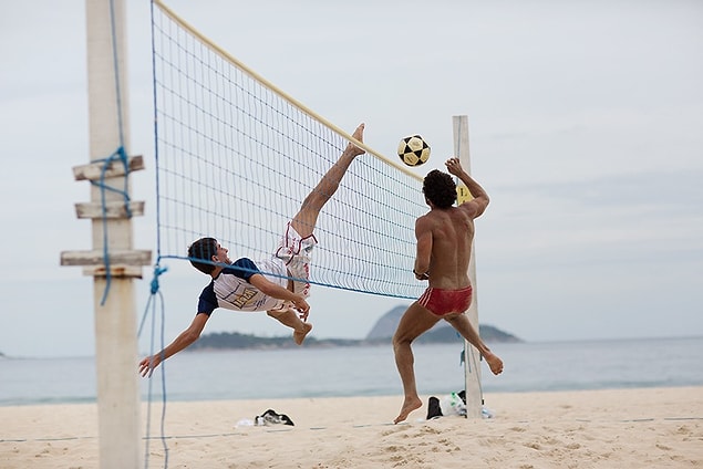 2. Ayakları ile voleybol oynayanları görebilirsiniz.