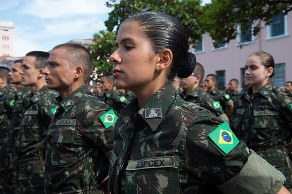 7. 1980 yılında orduya ilk defa kadın alan Brezilya ordusunda diğer ülkelere göre gerçekten daha fazla kadın görebilirsiniz.