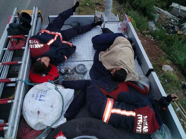 Ancak her şeye rağmen gerek fiziken gerekse uzaktan mücadelemizden hiçbir zaman vazgeçmedik. Sahada çalışan itfaiyecilerimiz, askerimiz, gönüllülerimiz ve halkımız bizim aslında gerçek kahramanlarımız.